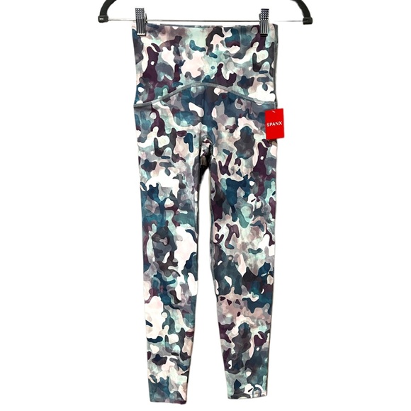 Spanx Booty Boost Active Printed 7/8 Cropped Leggings in Painted Camo (XS) - Picture 6 of 15